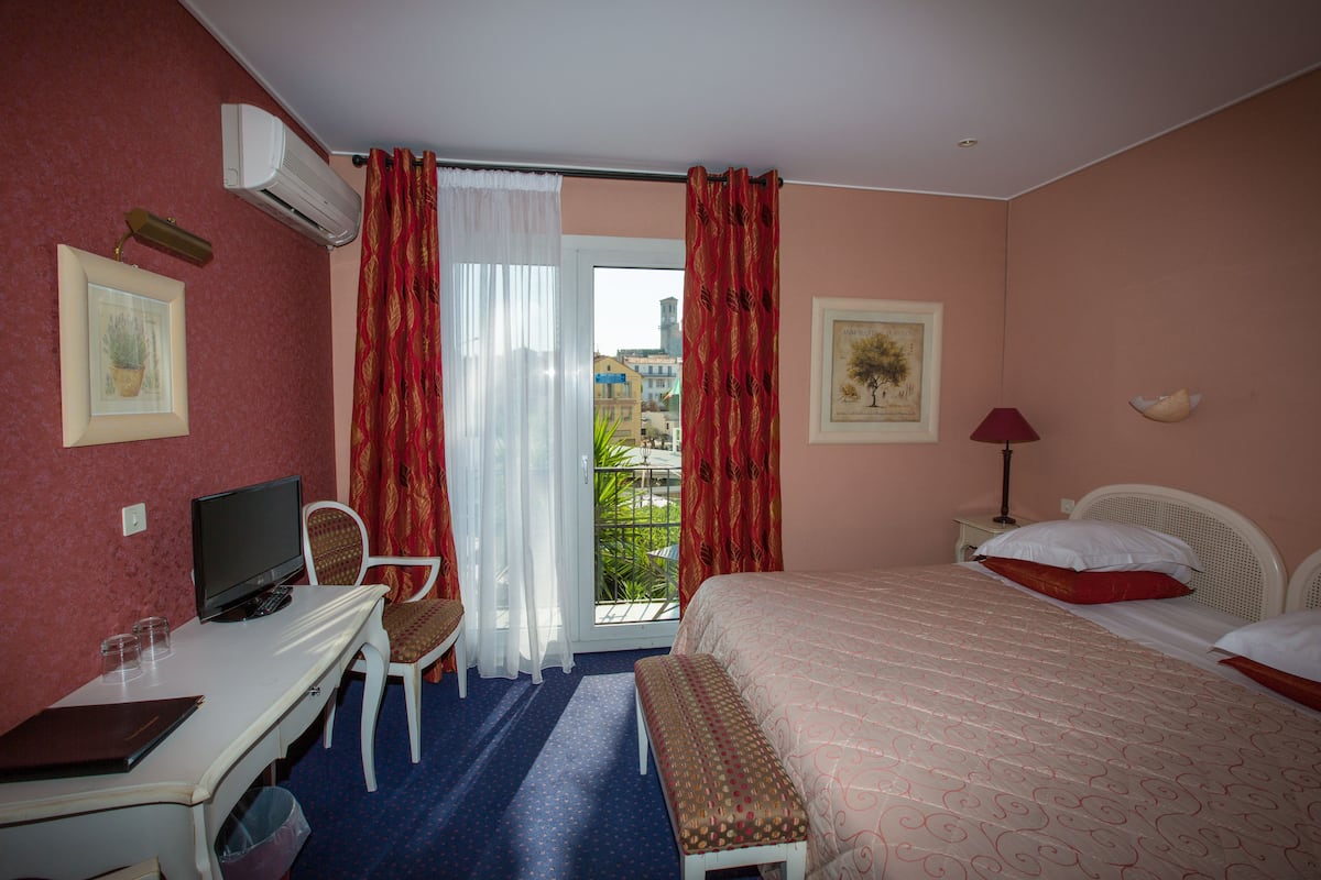 Driepersoonskamer | Luxe beddengoed, een kluis op de kamer, individueel gedecoreerd