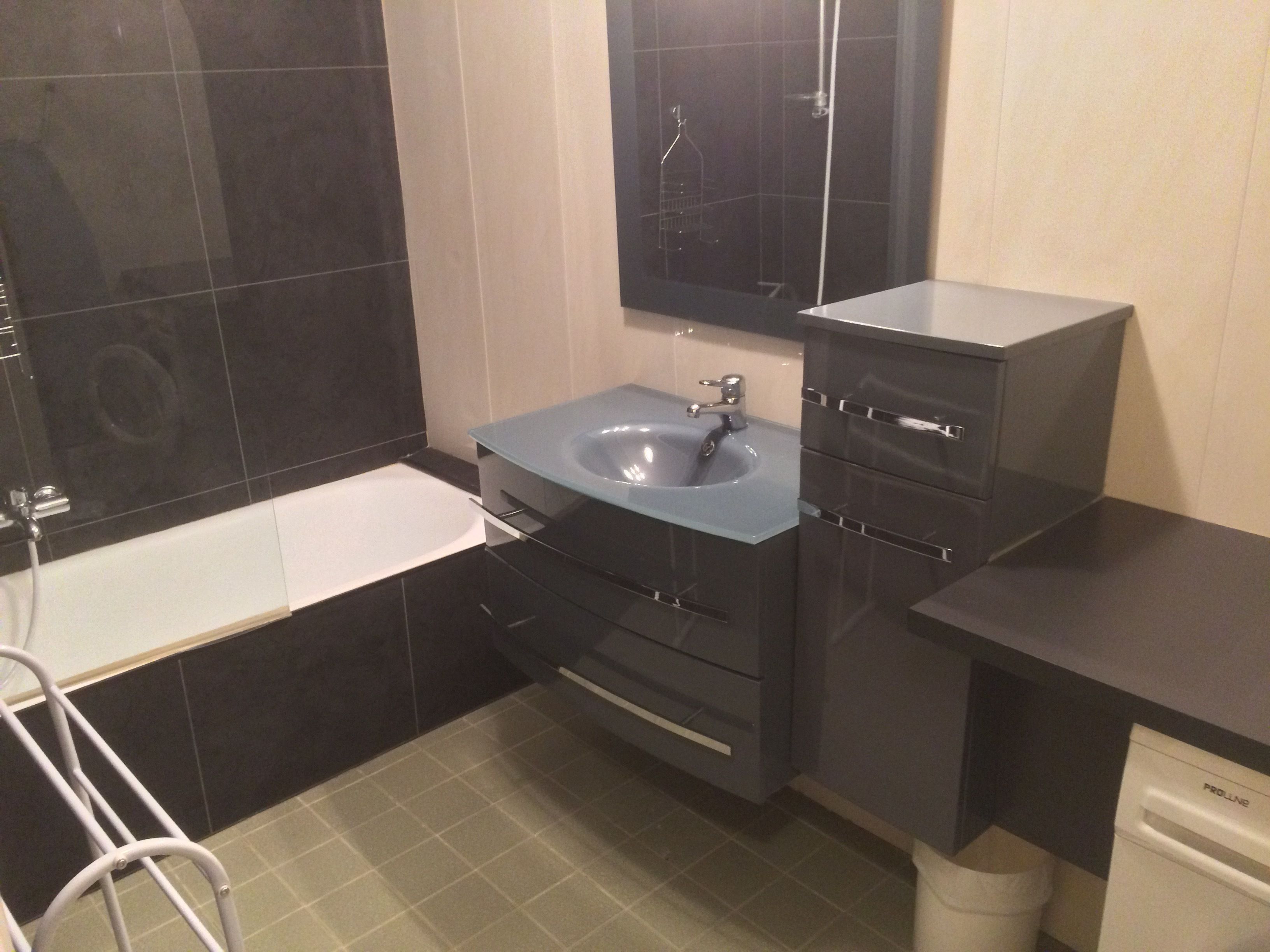 comfort apartment, 1 double bed with sofa bed, partial sea view (33 rue des suisses, 06400 cannes ) | bathroom | combined shower/bathtub, hair dryer, towels
