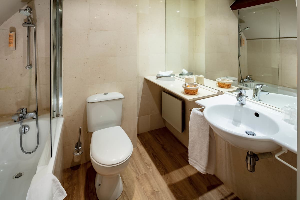 chambre tradition manoir | bathroom amenities | free toiletries, hair dryer, towels