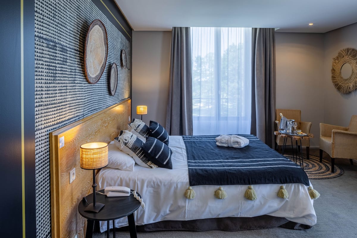 Chambre Privilege Manoir | Ropa de cama de alta calidad y caja de seguridad en la habitación