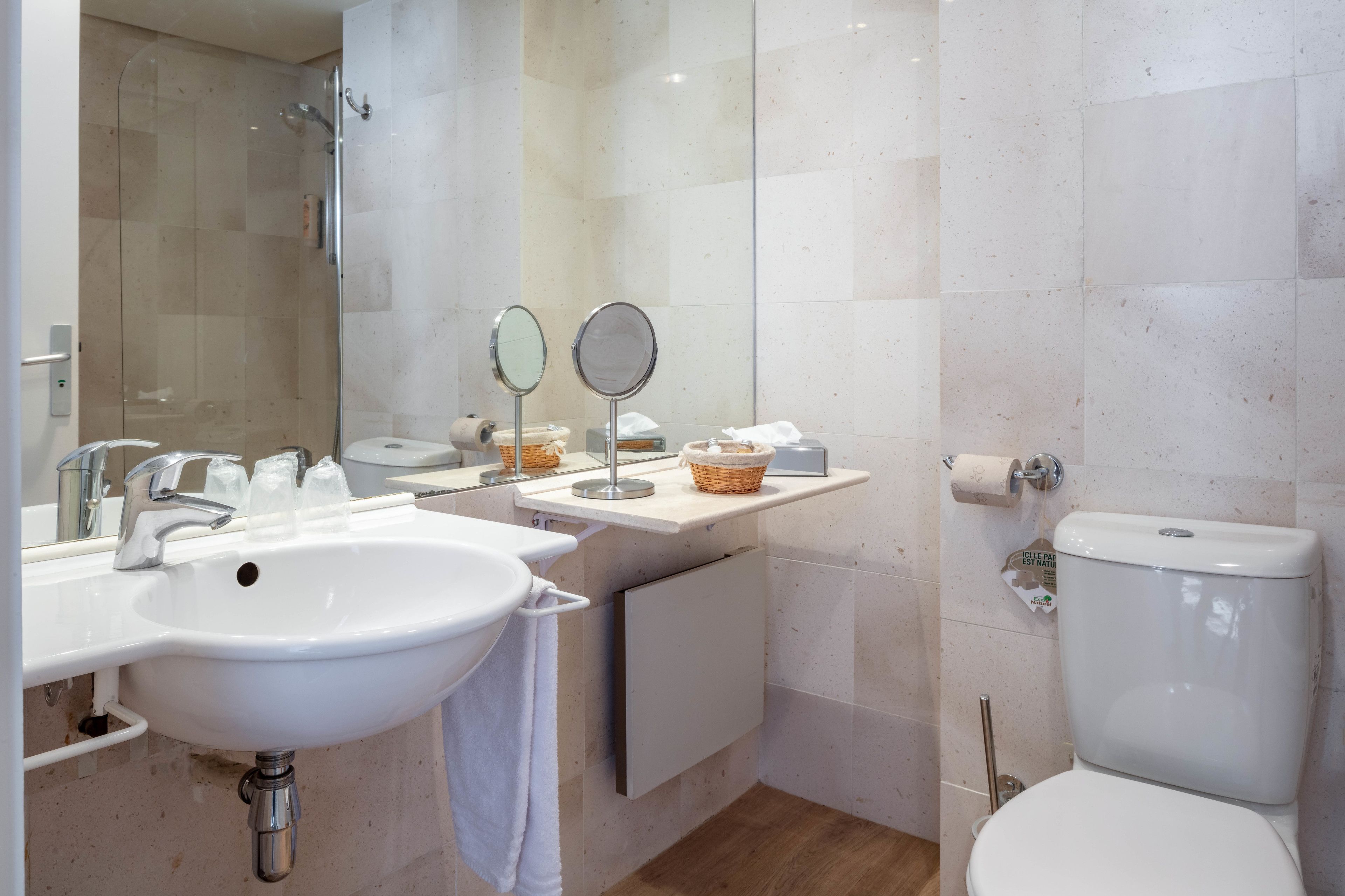 chambre privilege manoir | bathroom | free toiletries, hair dryer, towels
