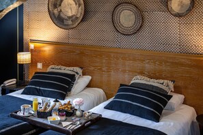 Chambre Tradition Manoir | Ropa de cama de alta calidad y caja de seguridad en la habitación 