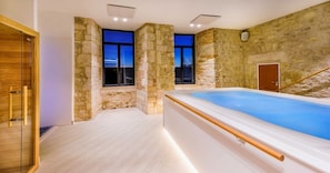 Indoor spa tub