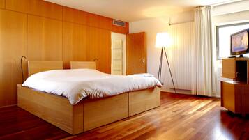 Comfort Double Room | Minibar, in-room safe, desk, soundproofing