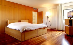 Comfort Double Room | Minibar, in-room safe, desk, soundproofing