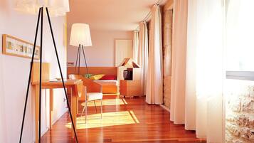 Standard Room | Minibar, in-room safe, desk, soundproofing