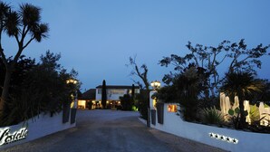 A gated entrance to a property with a sign reading "Lestelle." - L'estelle en Camargue (Saintes-Maries-de-la-Mer)
