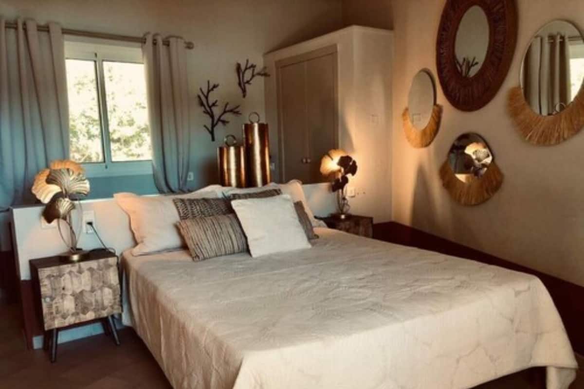 Habitación cuádruple | Ropa de cama de alta calidad y minibar