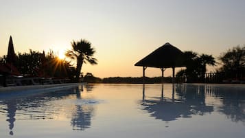 Piscine couverte, piscine extérieure, parasols de plage, chaises longues