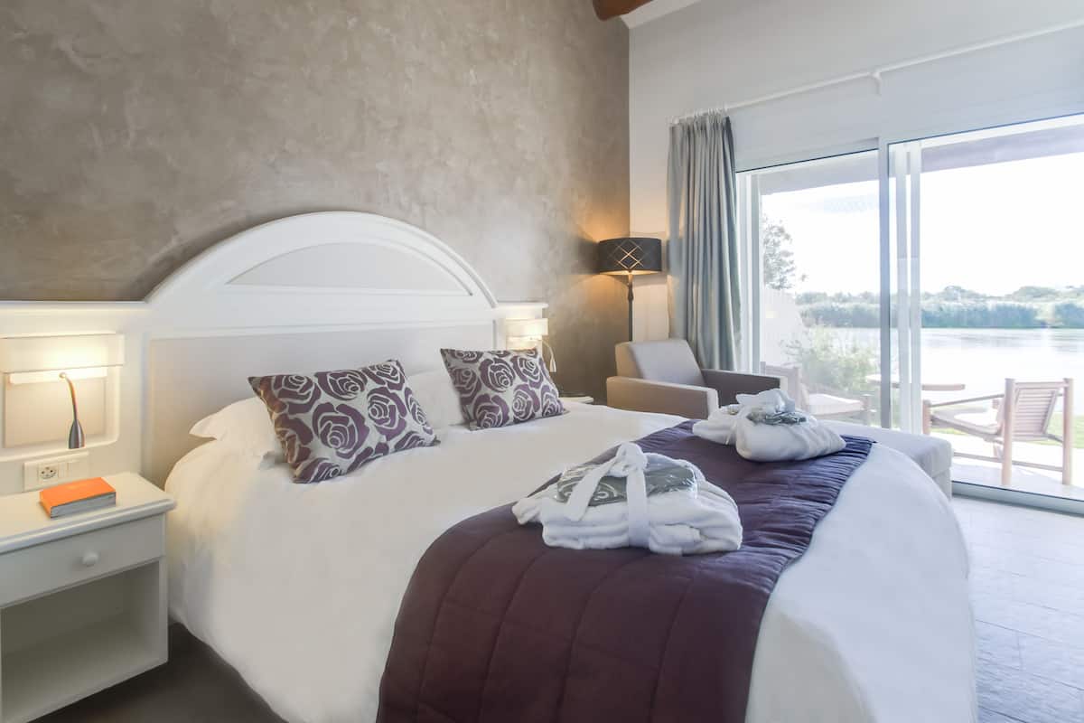 Ropa de cama de alta calidad y minibar