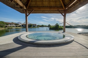 Bañera de hidromasaje al aire libre