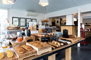 Se sirven comidas, cenas y cocina francesa con vista a la alberca