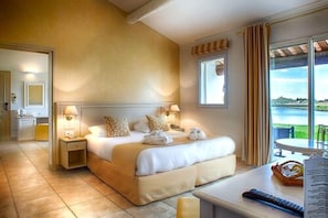 Habitación estándar doble | Ropa de cama de alta calidad, minibar, caja fuerte y escritorio