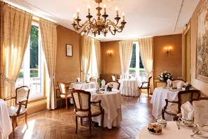 Tägliches kontinentales Frühstück (15.00 EUR pro Person)