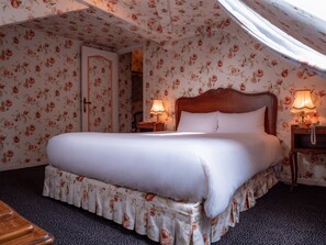 Suite (Mansardée) | Minibar, in-room safe, individually furnished, desk - Château Des Bondons EI (La Ferte-sous-Jouarre)