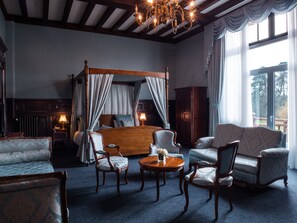 Suite – junior | Minibar, safe på rommet, individuelt innredet og skrivebord