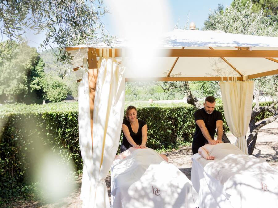 Couples treatment rooms, body treatments, Swedish massages, facials