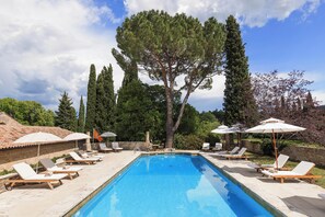 Seasonal outdoor pool, free cabanas, pool umbrellas