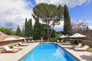 Seasonal outdoor pool, free cabanas, pool umbrellas