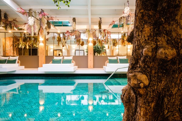 Piscine couverte, accès possible de 10 h 30 à 19 h 00, chaises longues 