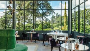 3 restaurants, breakfast, lunch, dinner served; French cuisine