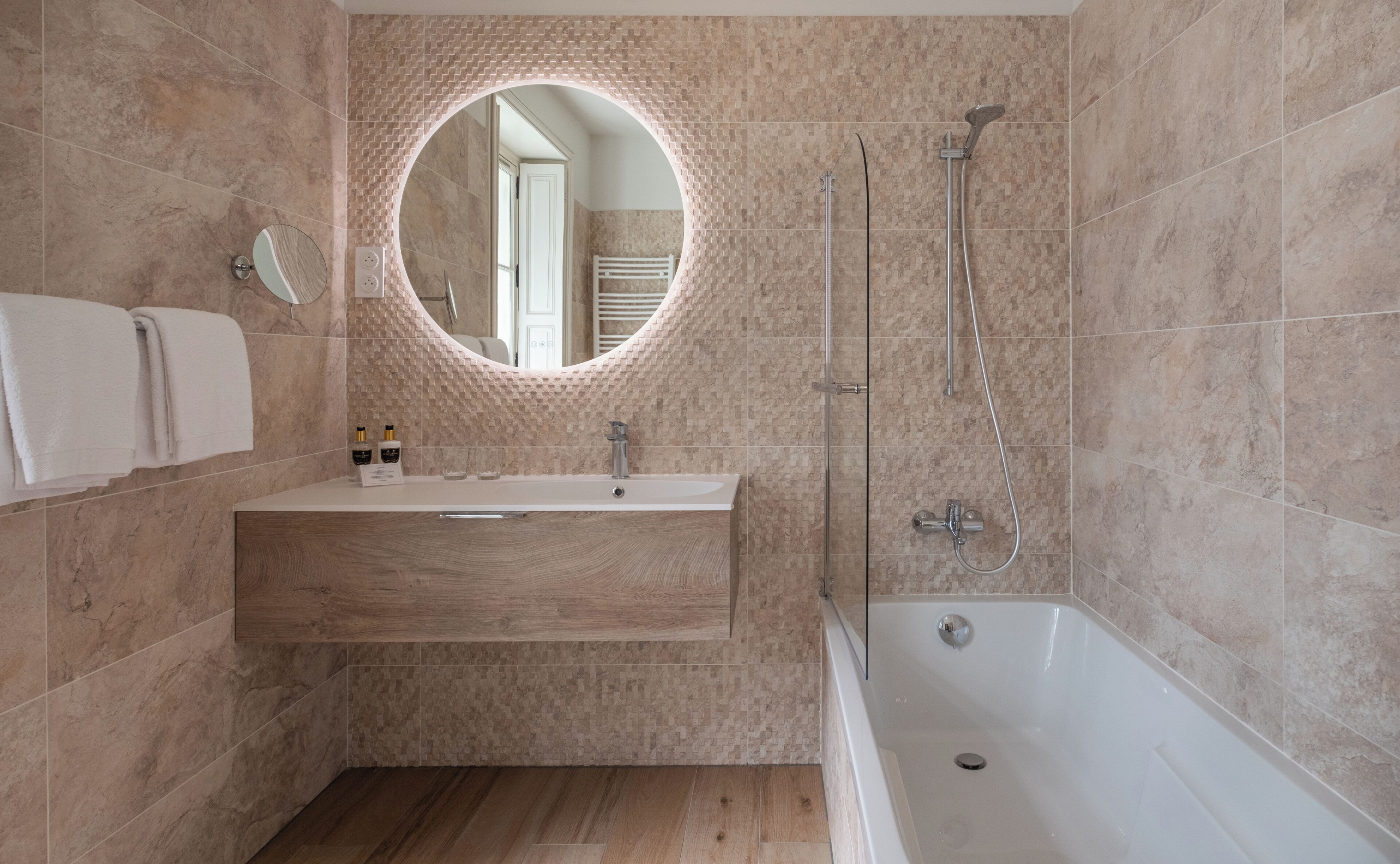 combined shower/bathtub, deep-soaking bathtub, free toiletries