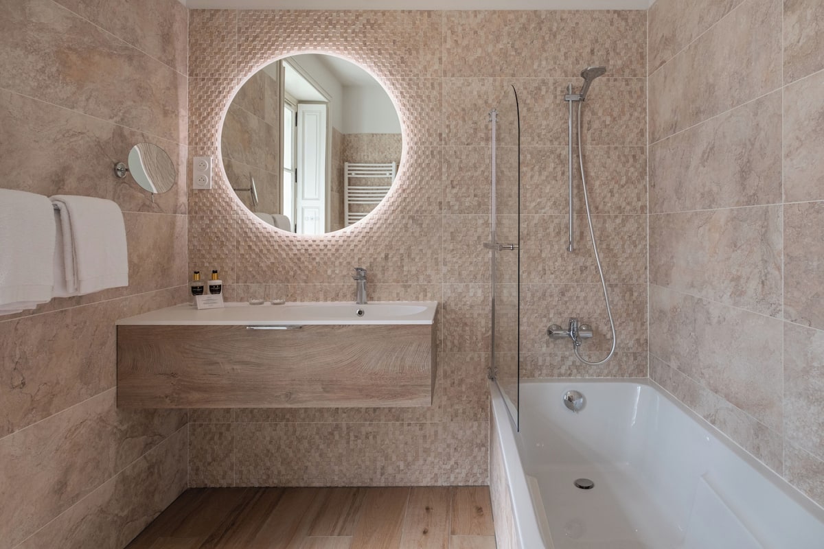 combined shower/bathtub, deep-soaking bathtub, free toiletries