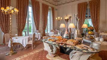 Colazione a buffet, servita tutte le mattine (24 EUR a persona) 