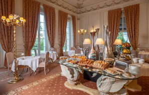 Petit-déjeuner buffet (24 EUR par personne)