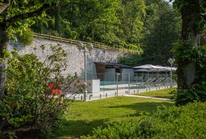 室外游泳池，池畔遮阳伞，日光浴躺椅