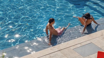 Udendørs pool, parasoller, liggestole