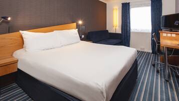 Escritorio, espacio para trabajar con laptop y cortinas blackout