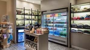 Een winkel met diverse artikelen op planken en een koelvitrine.