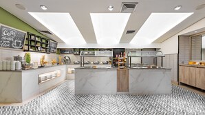 Een moderne keuken met marmeren aanrechtbladen, een centraal eiland en een vloer met een patroon.