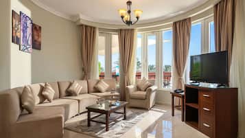 Sea View Villa with Private Pool | Área de sala de estar | Televisión LCD de 32 pulgadas con canales vía satélite y televisión