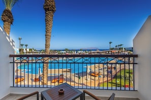 Select Room with Pool View | ملاءات من القطن المصري وأسرّة بطبقة علوية مريحة وميني بار