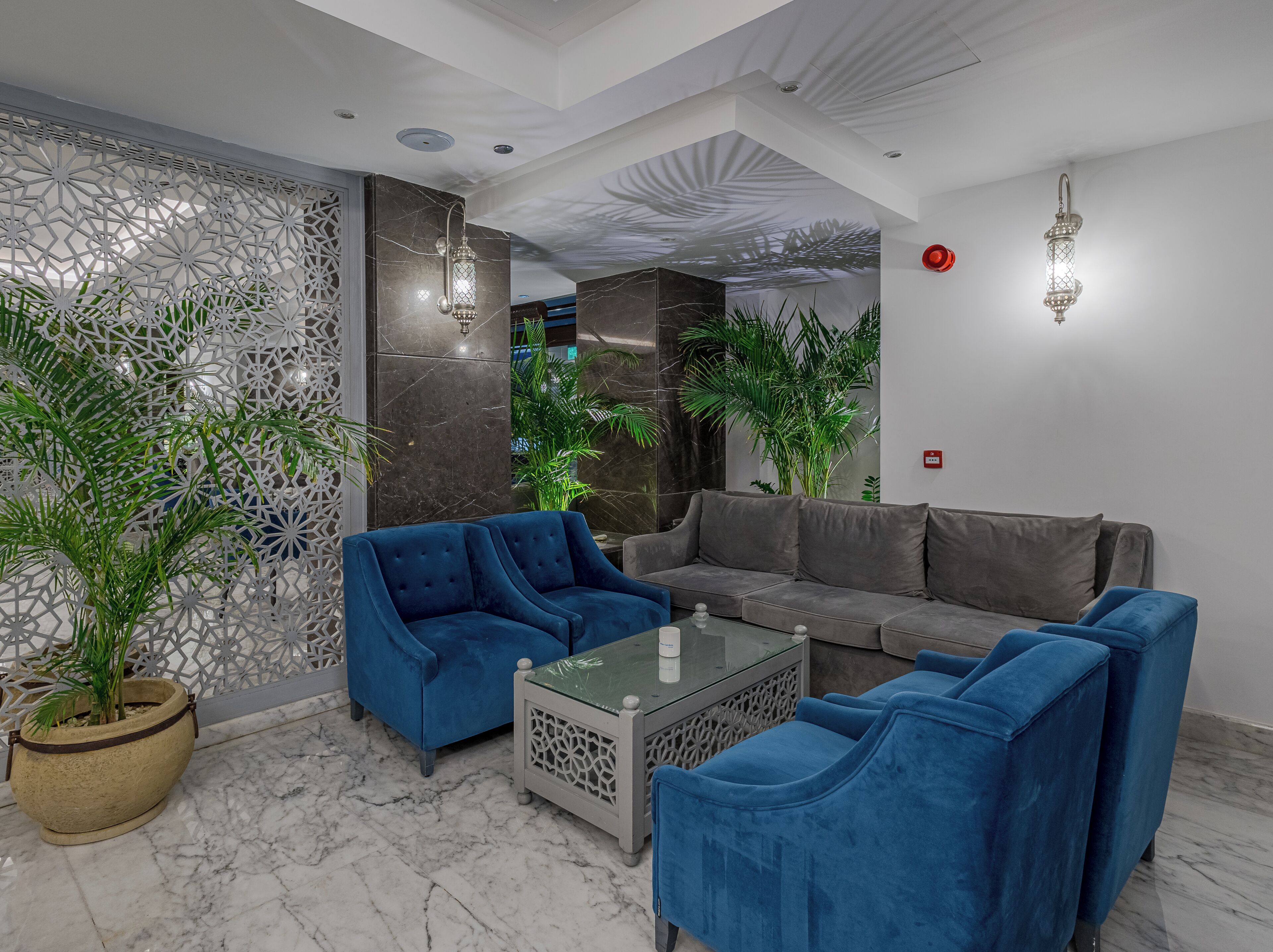 9 bars/lounges, 4 poolside bars, 2 beach bars, swim-up bar