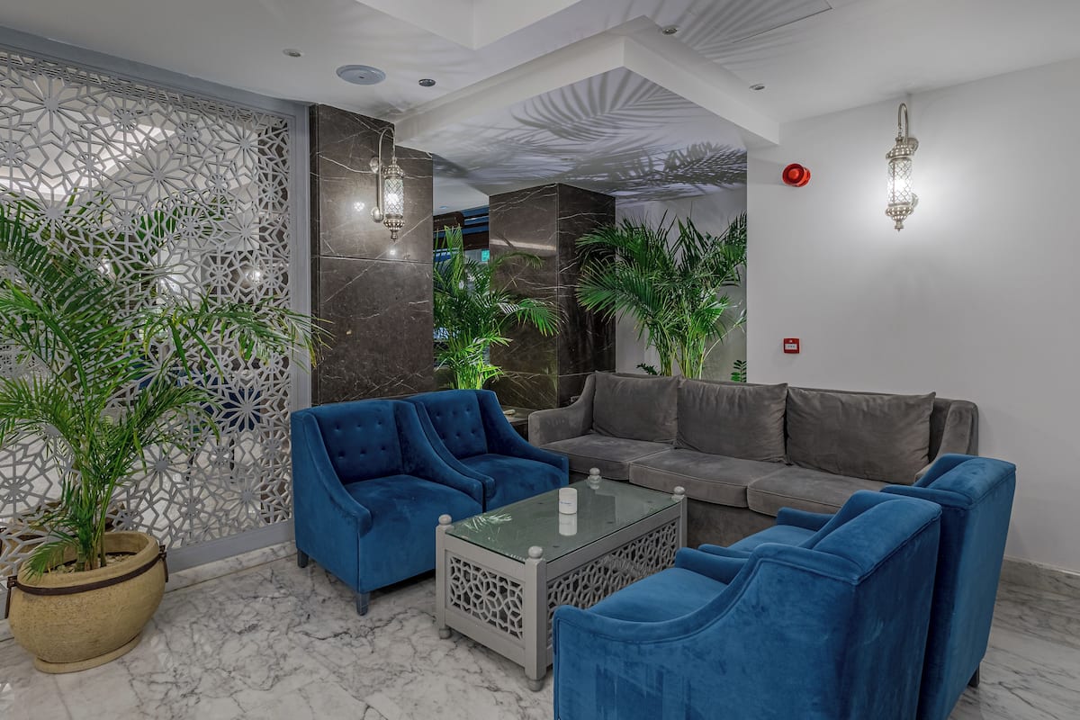 9 bars/lounges, 4 poolside bars, 2 beach bars, swim-up bar