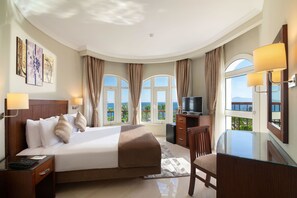 Sea View Villa with Private Pool | Bộ trải giường bằng vải cotton Ai Cập, nệm có lớp đệm bông, minibar 
