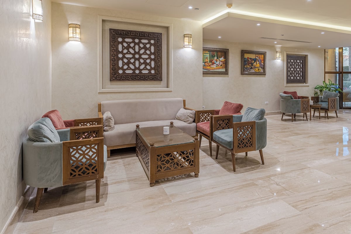 9 bars/lounges, 4 poolside bars, 2 beach bars, swim-up bar