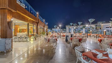 4 restaurants, serveren ontbijt, lunch, diner, Italiaanse gerechten