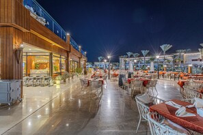 4 nhà hàng, phục vụ bữa sáng, bữa trưa, bữa tối, món Ý 