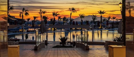 5 outdoor pools, open 8:00 AM to 6:00 PM, pool cabanas (surcharge)