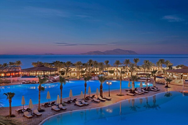 5 outdoor pools, open 8:00 AM to 7:00 PM, cabanas (surcharge)