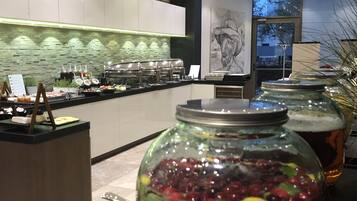 Desayuno buffet diario (EUR 18 por persona)