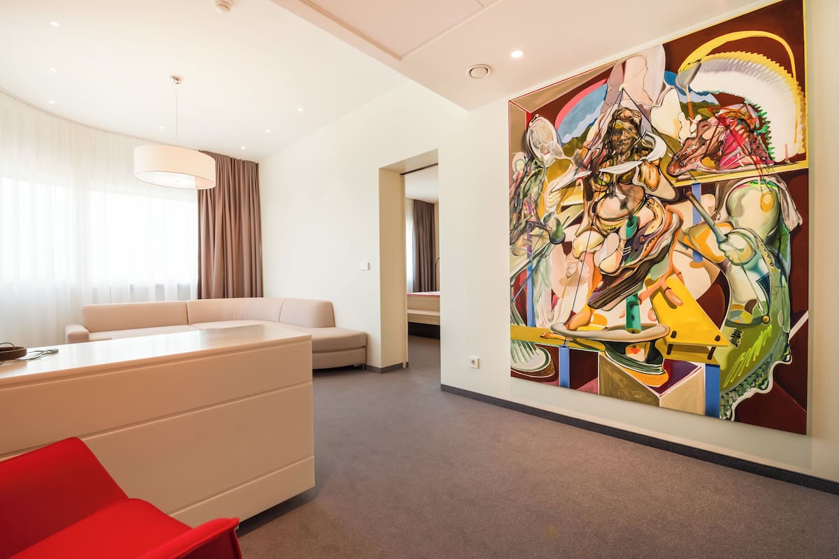 1 bedroom, premium bedding, minibar, desk