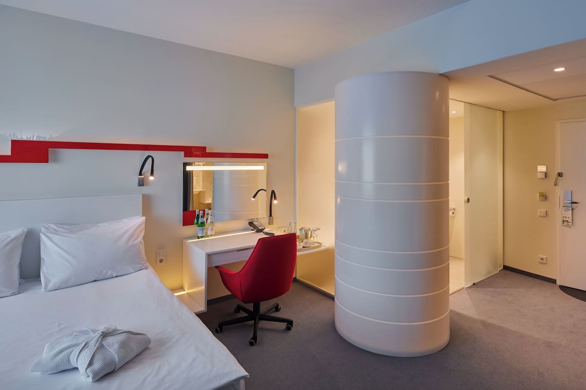 premium room, 1 double bed (walk-in shower) | 1 bedroom, premium bedding, minibar, desk