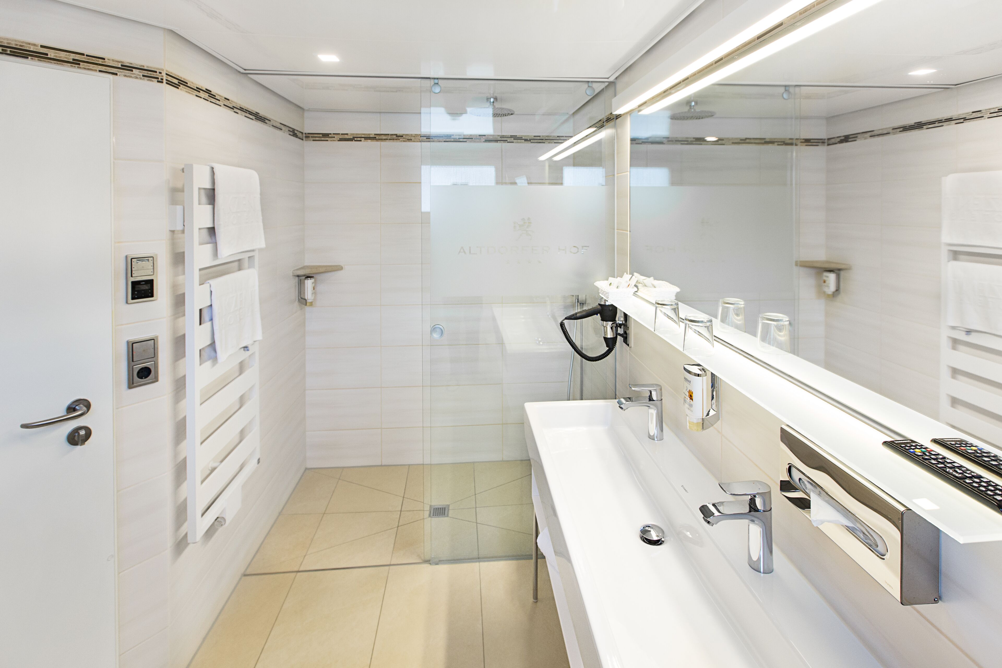 Premium-Zimmer, Nichtraucher, allergikerfreundlich | Badezimmer | Dusche, Regendusche, kostenlose Toilettenartikel, Haartrockner
