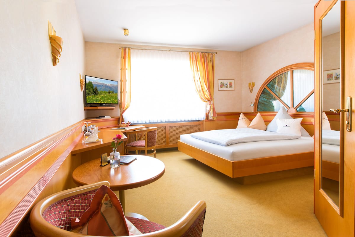 deluxe single room, 1 queen bed | 1 bedroom, minibar, in-room safe, individually decorated