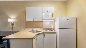 Kjøleskap, mikrobølgeovn, kokeplater og kaffetrakter/tekoker